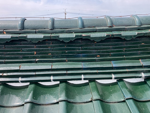 棟の下の漆喰を点検